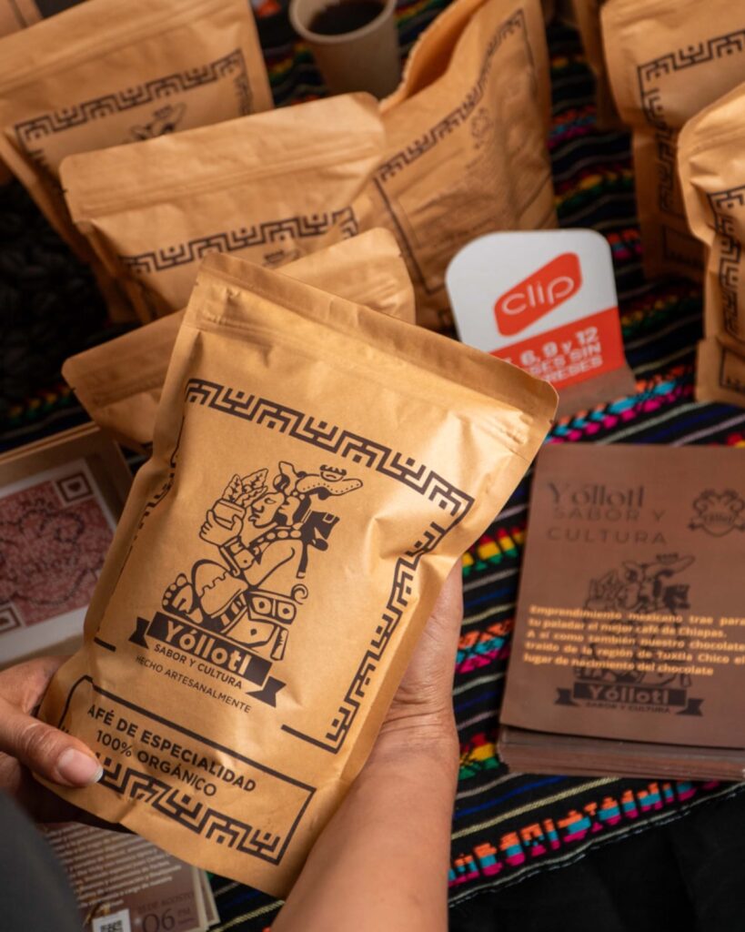 Productores de café en México trabajando con prácticas sustentables apoyadas por Yóllotl.