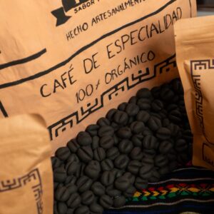 Productores de café en México trabajando con prácticas sustentables apoyadas por Yóllotl.