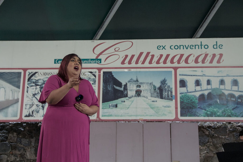 Diana Palami Antunez en escenario del recital en el Exconvento de Culhuacan.
