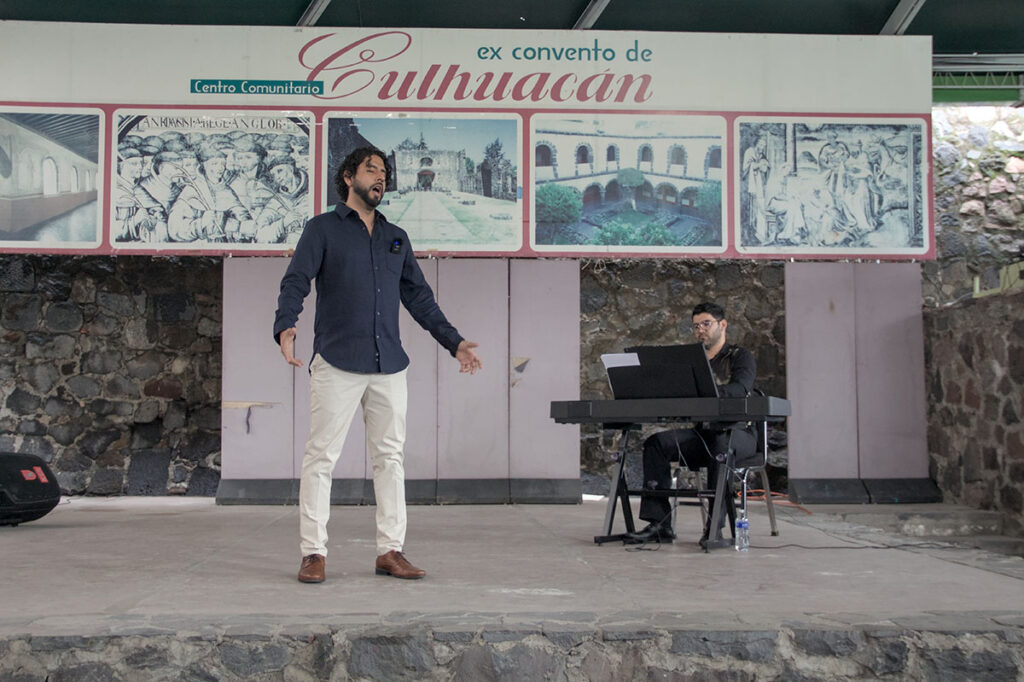 Jair Arellano y pianista en escenario del recital en el Exconvento de Culhuacan.